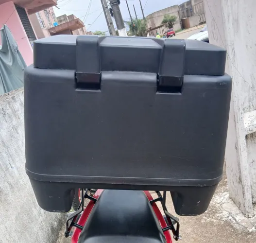 Vendo baú 80 litros semi novo ja vai com suporte
