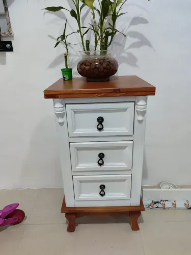 Mesa de cabeceira madeira maciça 