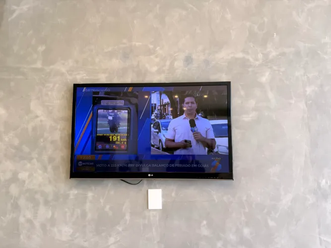 Vende se tv 42 polegadas.Não é smart