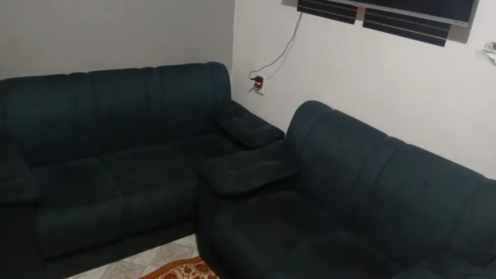 Vendo sofá de 2 e 3 lugar em perfeito estado. Por 600 R$