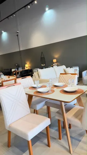 Conjunto de mesa em madeira para 4 lugares