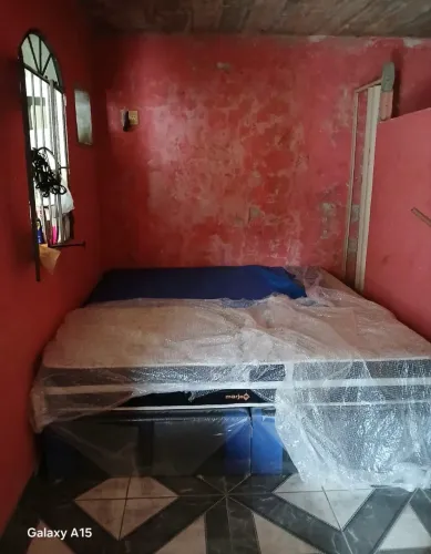 Cama king box casal bem conservada.