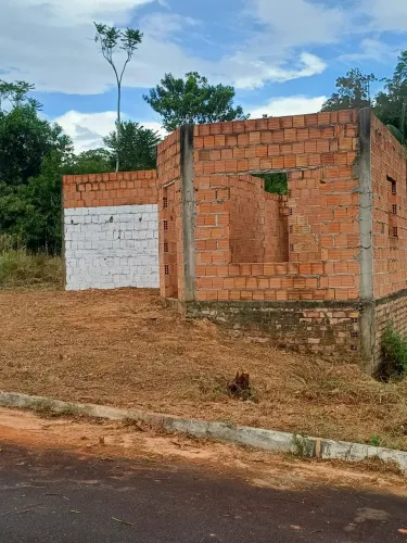 Vendo uma construção de uma casa
