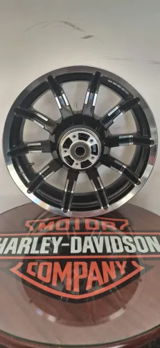 Roda traseira Harley Davidson.