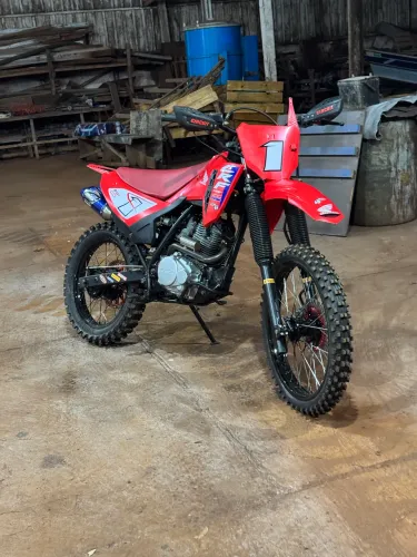 Vendo xr com roupa de crf230