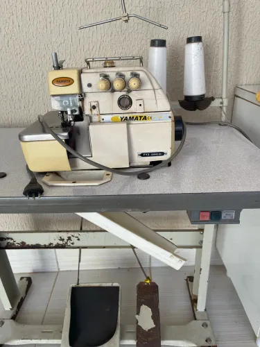 Máquina overloque yamata