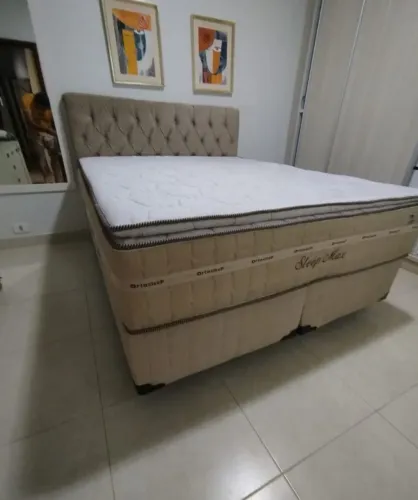 Cama queen size com colchão confortável e alto