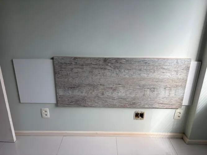 Cabeceira de Cama Casal em Painel - Amadeirada e Branca
