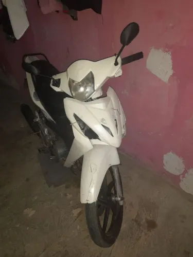 Vendo uma moto Shineray está parada falta fazer a parte de fossa 