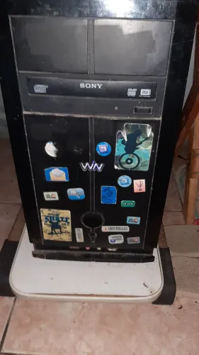 Vendo Computador, Samsung, ano 2015, ele está com uma Variação na tela, 