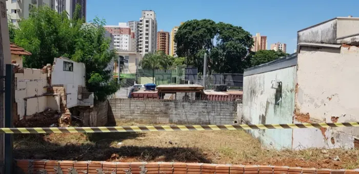 Terreno no Boa Vista atrás do anfiteatro da acirp