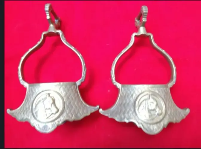 Antigo par de estribo em metal amarelo.