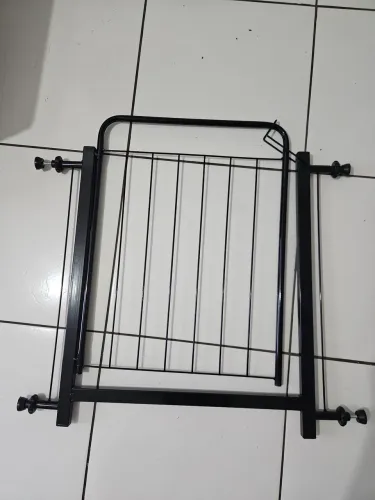 Grade de proteção com portão.