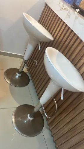 Banquetas Brancas Ajustáveis - Modernas e Elegantes