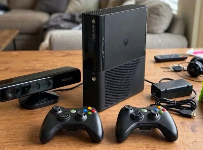 XBOX 360E com 100 jogos + kinect + 2 controles