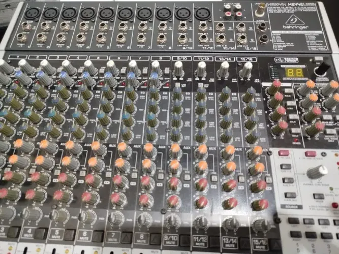 Mesa de Som Behringer XENYX X2442USB possui 24 entradas 