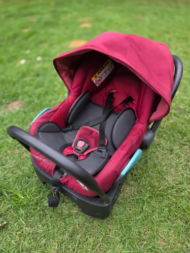 Bebê conforto vermelho com StreetFix