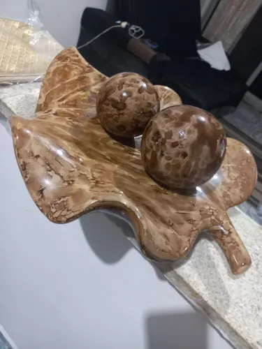 Enfeite de mesa louça engomado de folha com 2 bolas marrom para decoração 