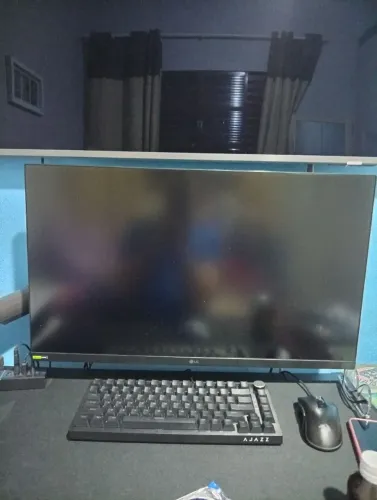 Monitor LG Ultragear 27 com suporte articulado