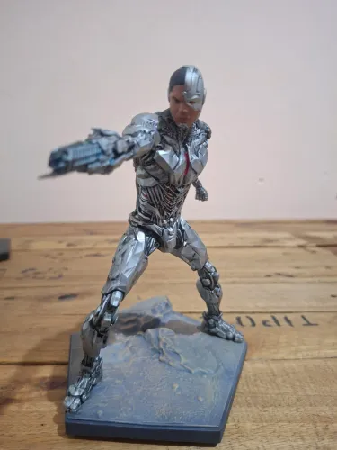 CYBORG Iron Studios