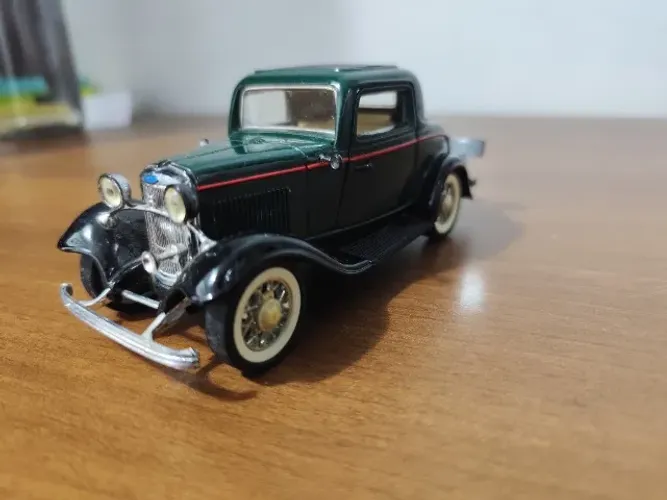 Carros em miniatura Thunderbird e outros