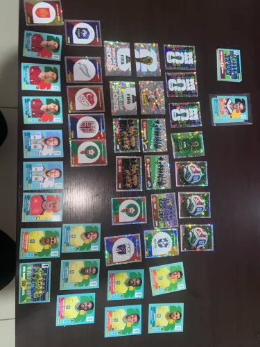 Vendo figurinhas brilhantes e craques da copa