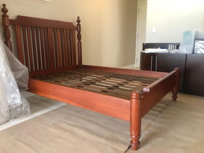 Cama de madeira de lei