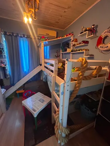 Cama com escorregador