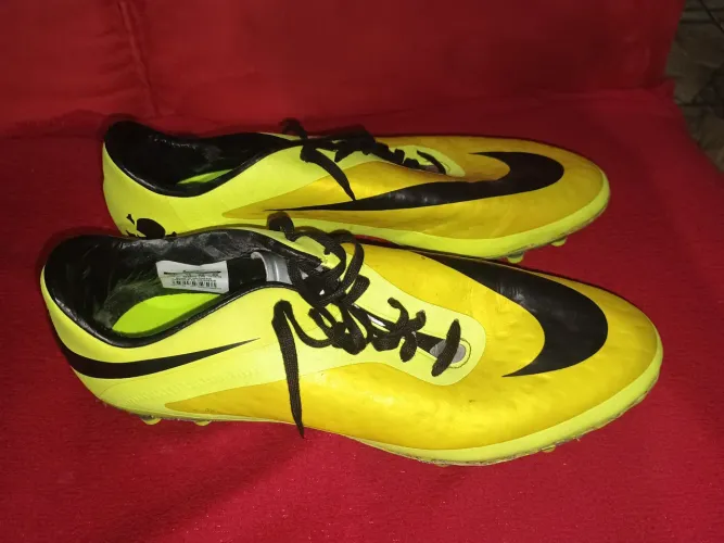 Chuteira Nike Hypervenom número 42 campo