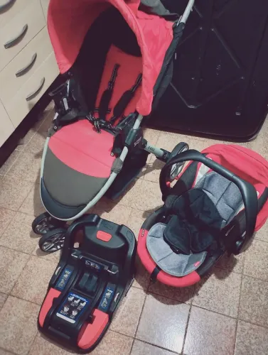 Carrinho com bebê conforto