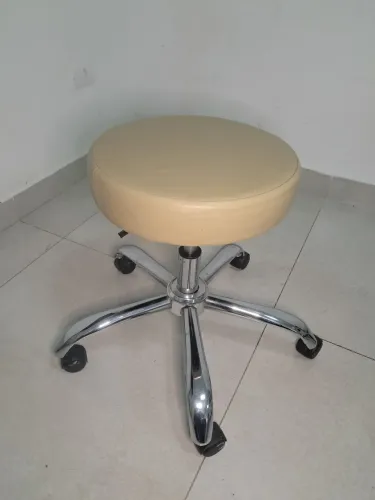 Cadeira Mocho Giratória, Base cromada, na cor Bege