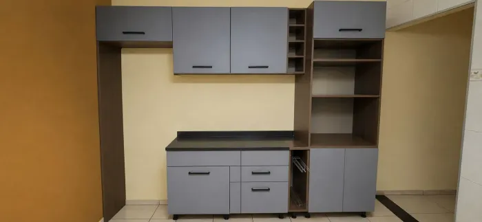 VENDO ARMÁRIO DE COZINHA SEMINOVO SUPER CONSERVADO