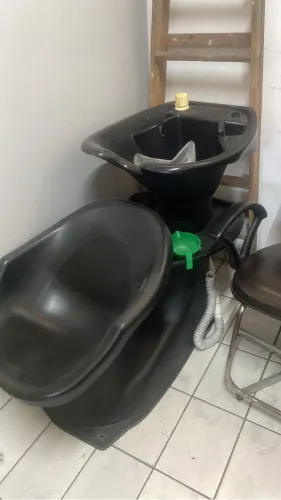 Vendo 4cadeiras hidráulicas e 2 lavatórios , para salão 