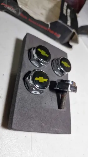 Jogo de parafusos 4 decorativos pra carro automóvel GM chevrolet