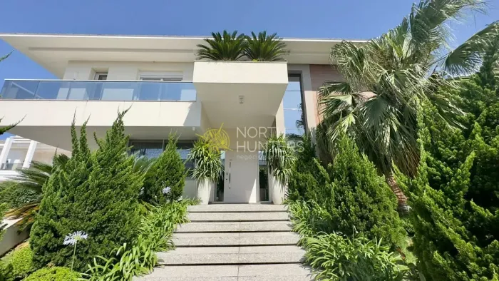 Linda casa em condominio em Jurere internacional a venda.