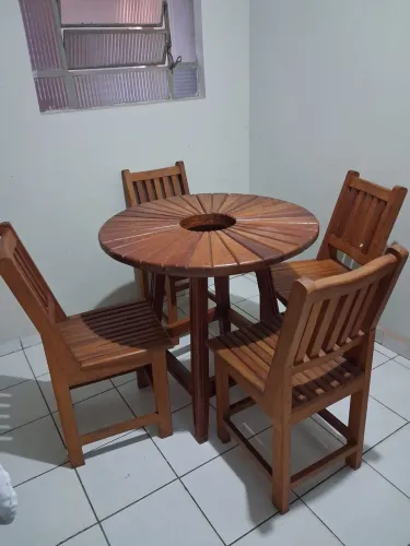 Mesa de madeira maciça de 4 cadeiras