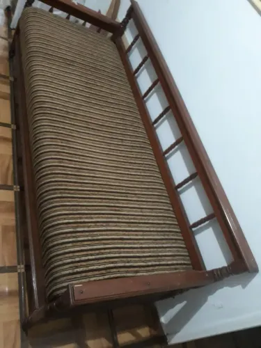 Antigo sofá 4 lugares em madeira nobre.