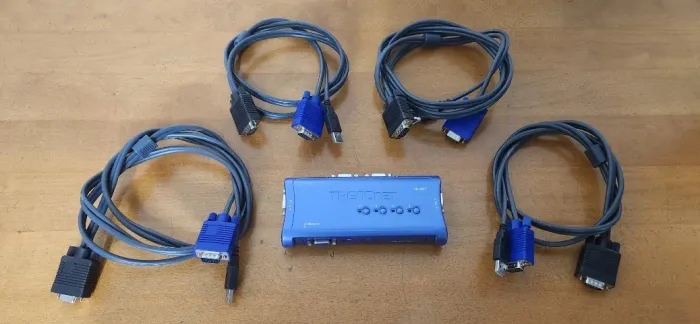 Switch KVM TRENDnet TK-407 - 4 Cabos Originais - Usado em Excelente Estado