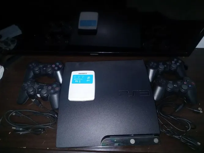 PS3 Slim Desbloqueado + HD Externo de 1TB com Mais de 1.000 Jogos!