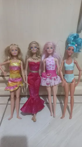 Lotinho de bonecas Barbies.