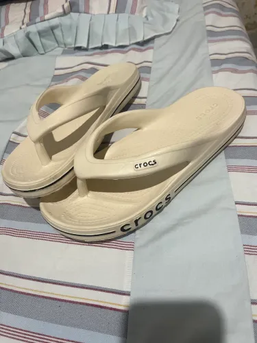 sandália crocs off witte