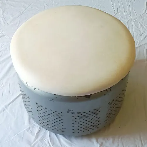 Puff cilindrico de metal com assento almofadado. Diâmetro 52 cm x Alt. 40 cm.