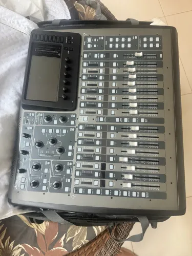 Mesa de son behringer X 32