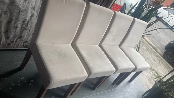Vendo mesa com 4 cadeiras