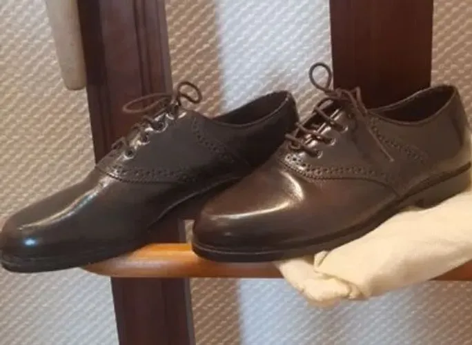Sapato AREZZO, estilo Oxford, tamanho 34, couro, na cor marrom café.