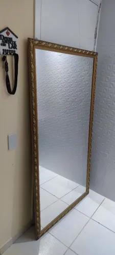 Espelho de 1.70m com moldura dourada de madeira