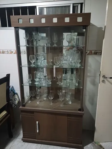 cristaleira com taças e copos