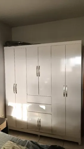 Guarda roupa pouco usado. 2 armários, 1 cômoda, 1 mesa 1 rack Todos itens por 800,00 