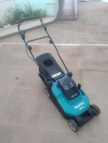 Cortador de Grama com Bateria e Carregador Bivolt MAKITA