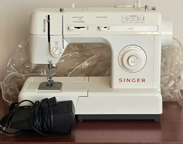 Máquina de costura Singer Prêt-à-Porter doméstica reta e zigue-zague.